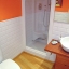 Salle de bain avec douche
