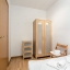 Confortable chambre double avec armoire