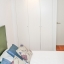 Schlafzimmer mit Doppelbett mit Kleiderschrank