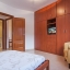 Chambre à coucher principale avec TV