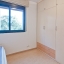 Chambre simple avec beaucoup de rangement