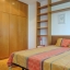 Chambre double avec bureau et armoire