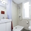 Salle de bain avec douche