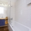 Salle de bain avec baignoire