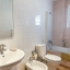 Salle de bain avec baignoire