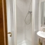 Salle de bain avec douche