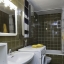 Salle de bain avec baignoire