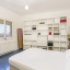 Dormitorio con un montón de almacenamiento