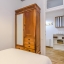 Dormitorio doble con armario empotrado
