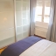 Moderne chambre des maîtres avec garde-robe