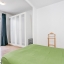 Dormitorio principal con un montón de luz natural (y persianas)