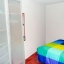 Soveværelse med dobbeltseng med garderobe
