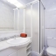 Salle de bain avec douche