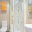 Ванная комната с душем с гидромассажем