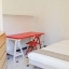Chambre avec bureau de travail