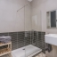 Salle de bain avec douche