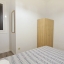 Ložnice s ventilátorem a šatní skříň