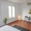Aircondition soveværelse med dobbeltseng med naturligt lys