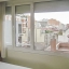 Camera da letto con ampie finestre e persiane