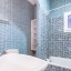 Salle de bain avec baignoire