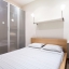Chambre double avec armoire