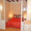 Dormitorio principal con vigas de madera rústicas