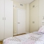 Goed verlichte kamer met tweepersoonsbed met ruim voldoende opslagruimte