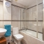 Salle de bain avec baignoire
