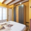Chambre double avec penderie et étagères