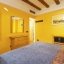 Chambre à grand lit avec commode et armoire