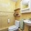 Salle de bain avec douche