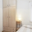 Schlafzimmer mit Doppelbett mit Kleiderschrank