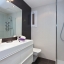 Salle de bain avec douche