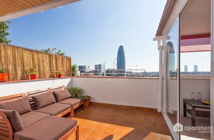 Blick auf Barcelonas Torre Agbar von Privatterrasse