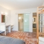 Moderno dormitorio principal con baño en-suite