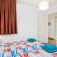 Dormitorio con dos camas con escritorio