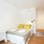 Dormitorio con escritorio