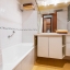 Salle de bain avec baignoire