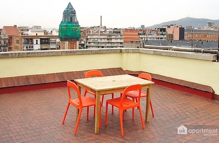 Amplia terraza con mesa