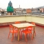 Amplia terraza con mesa