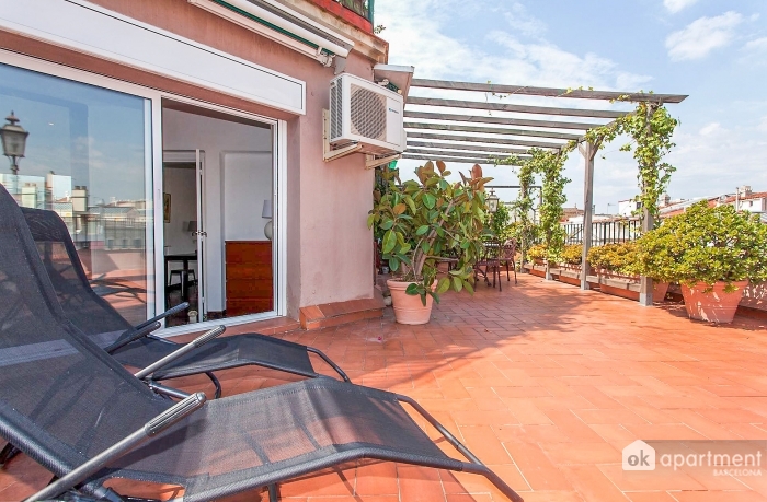 Terrasse avec chaises longues