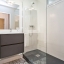 Salle de bain avec douche