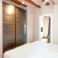 Dormitorio con vigas de madera
