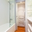 Salle de bain avec baignoire