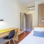 Dormitorio individual con mesa de estudio