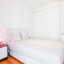 Aire acondicionado y dormitorio con armario