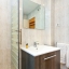 Salle de bain avec douche