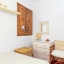 Schlafzimmer mit Doppelbett mit Kommode