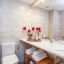 Salle de bain avec baignoire