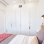 Dormitorio con armarios empotrados y aire acondicionado